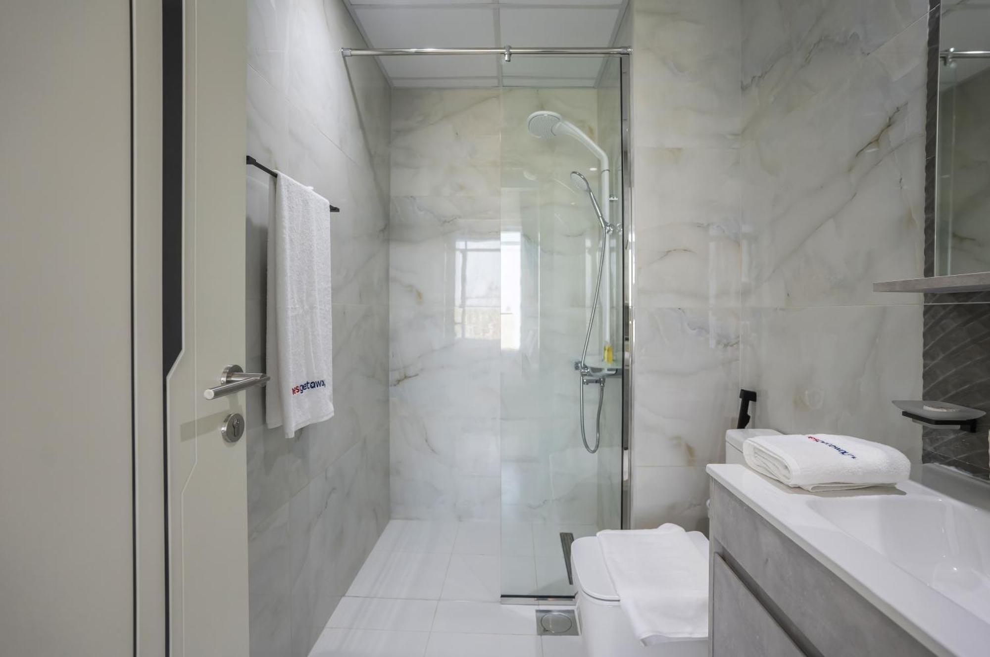 Homesgetaway -spacious 1br In Pearlz By Danube Apartment *
