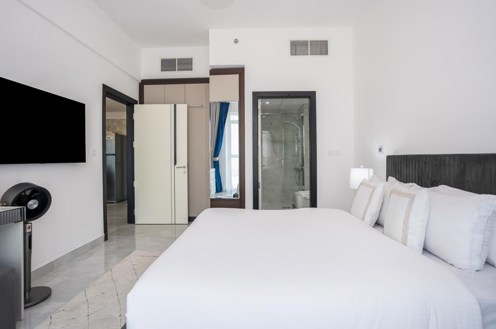 Homesgetaway -spacious 1br In Pearlz By Danube Apartment